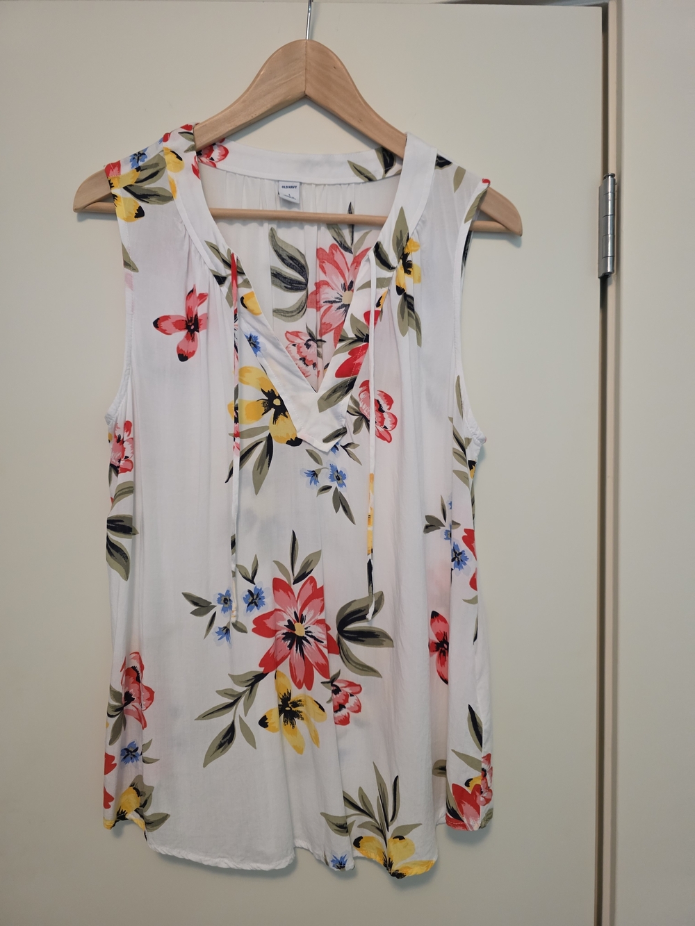 Old Navy White Floral Sleeveless V-Neck Tank